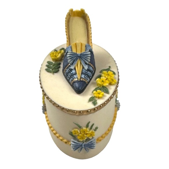 Willow Hall Colette Cream & Blue Victorian Shoe Yellow Flowers Trinket Box 3.5” - Picture 2 of 12